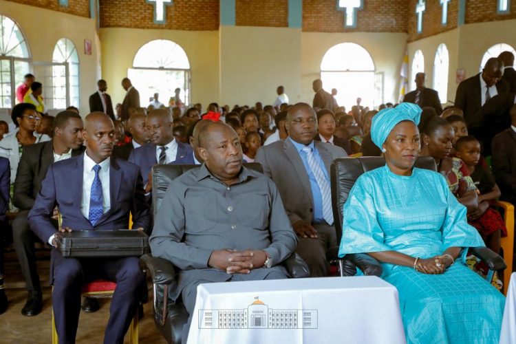 Le Couple Présidentiel prend part à la messe à l’Aumônerie de Police Saint Michel de Ngozi