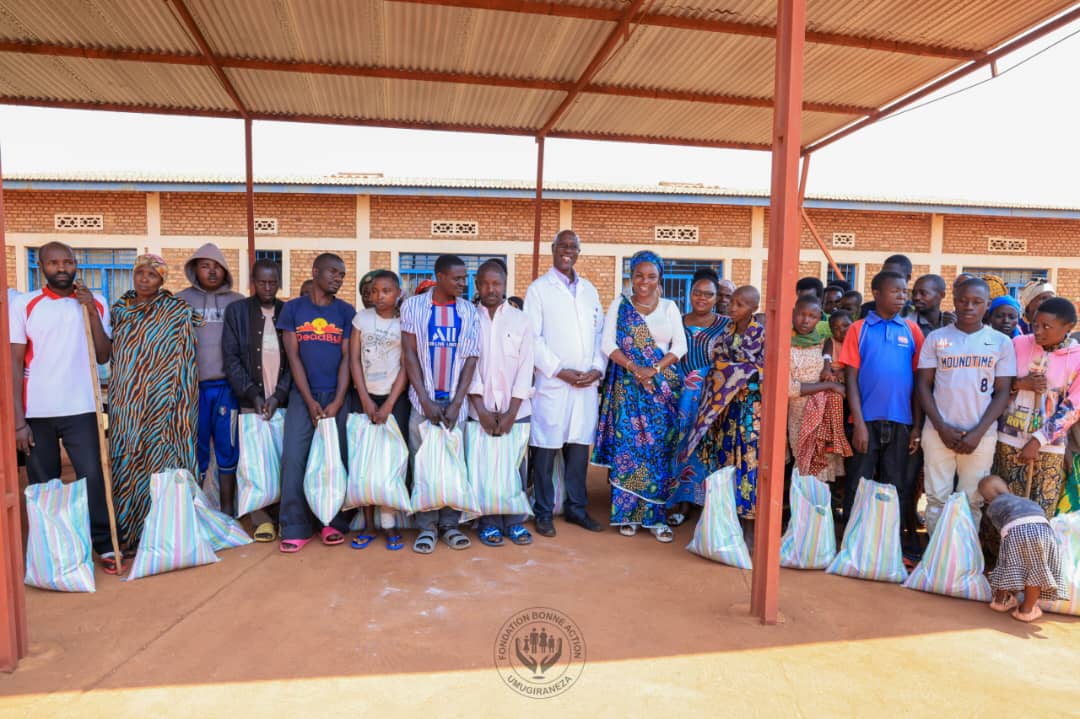 La Famille Présidentielle soutient les patients de la Polyclinique Umugiraneza et de l’Hôpital Kibimba