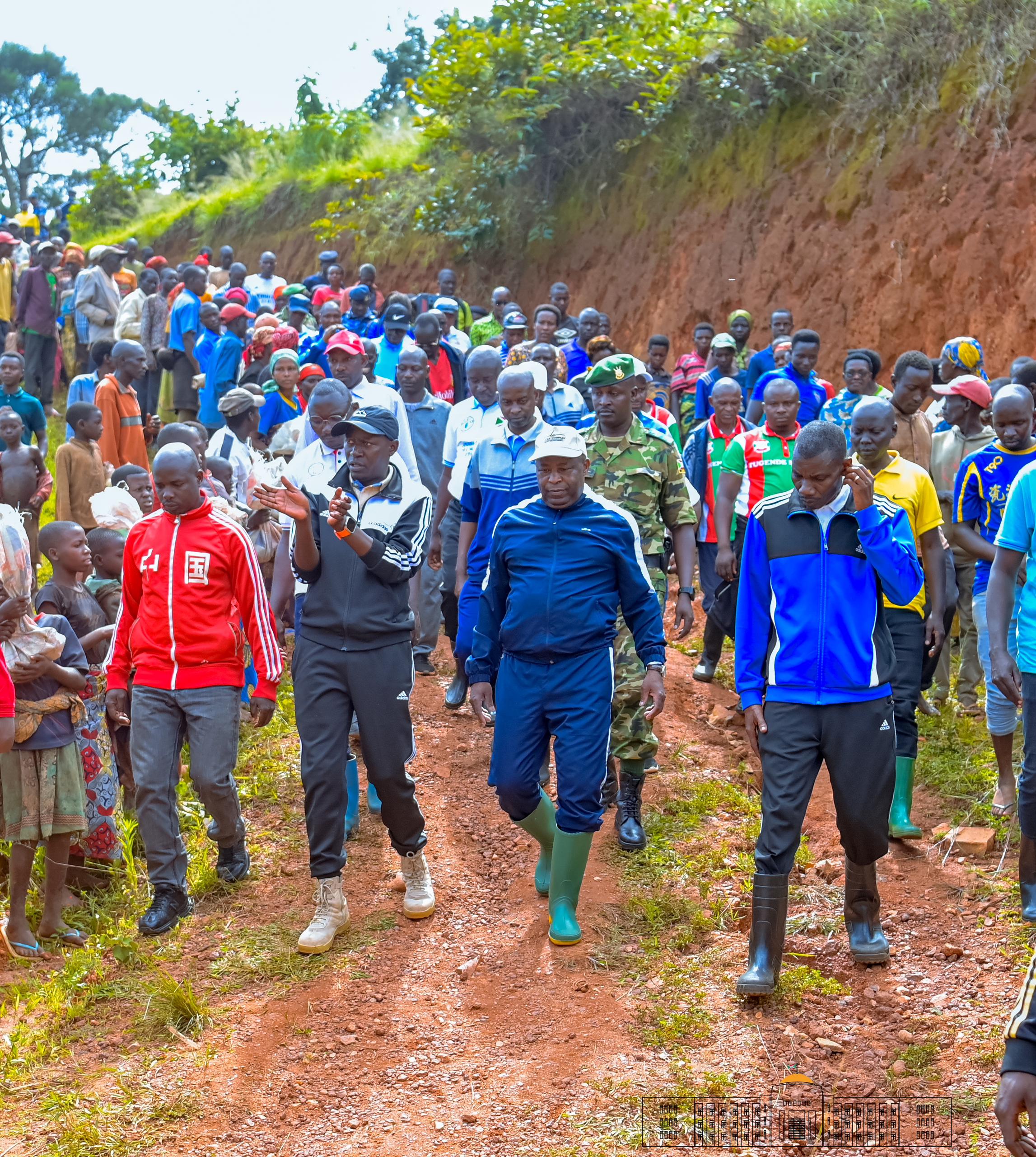 Le Président Ndayishimiye se joint aux travaux de réhabilitation d’un canal d’irrigation à Muramvya