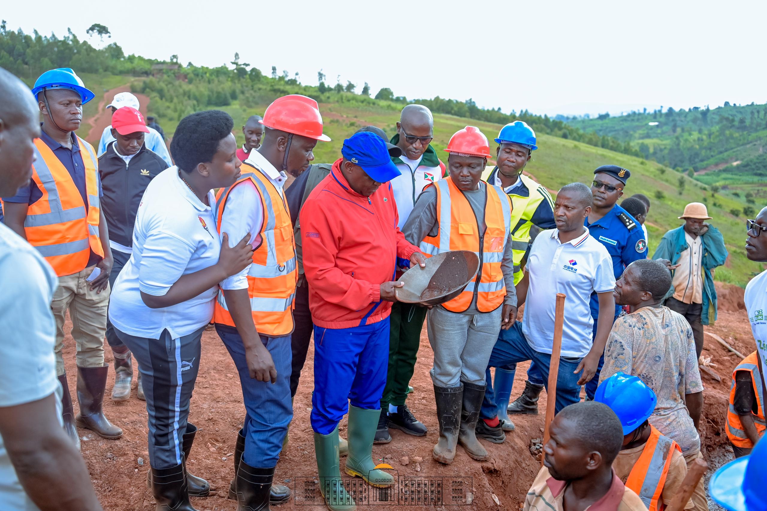 Le Président Evariste Ndayishimiye visite des sites miniers