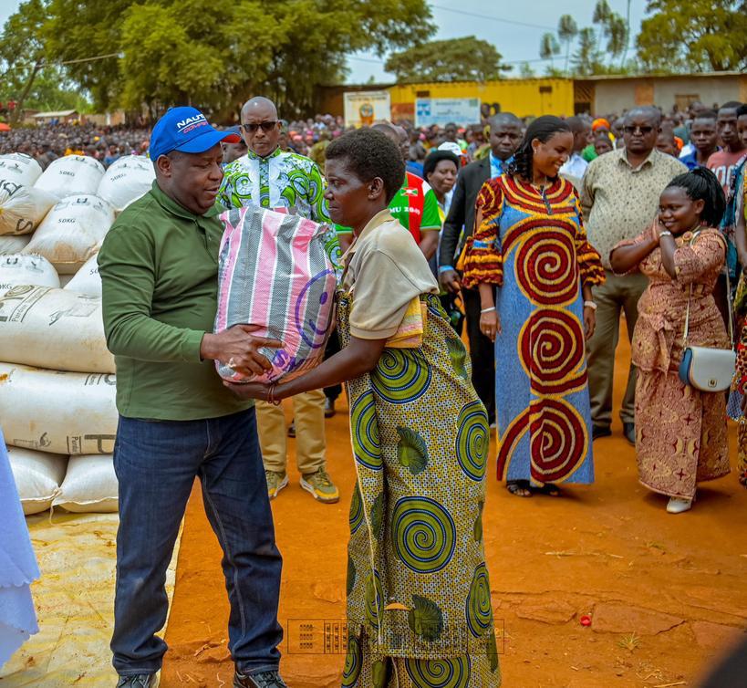 Le Président de la République apporte une assistance en vivres aux ménages frappés par la sécheresse en province KIRUNDO