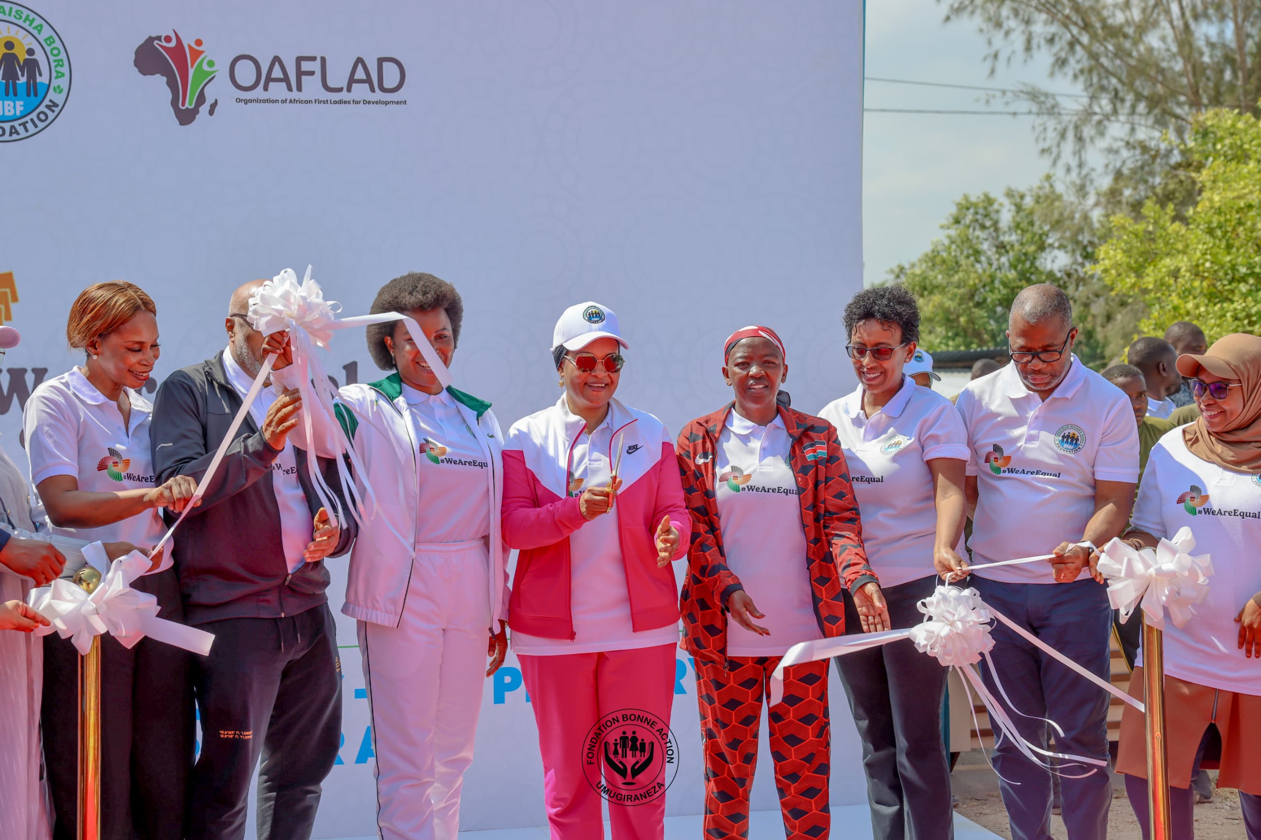 La Première Dame du Burundi SE Angeline Ndayishimiye et Maryam Mwinyi, Première Dame de Zanzibar, lancent conjointement la campagne “Nous Sommes Égaux” à Zanzibar