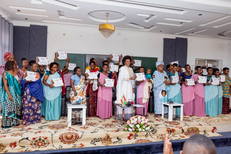 La Première Dame Angeline Ndayishimiye encourage les bonnes pratiques nutritionnelles et l’autonomisation des Femmes au Burundi.