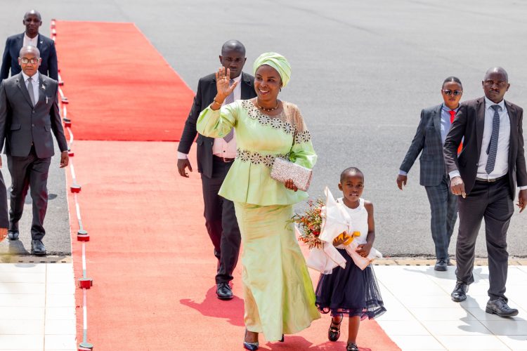 La Première Dame du Burundi renforce les liens avec Zanzibar lors d’une visite officielle pour promouvoir l’égalité de genre