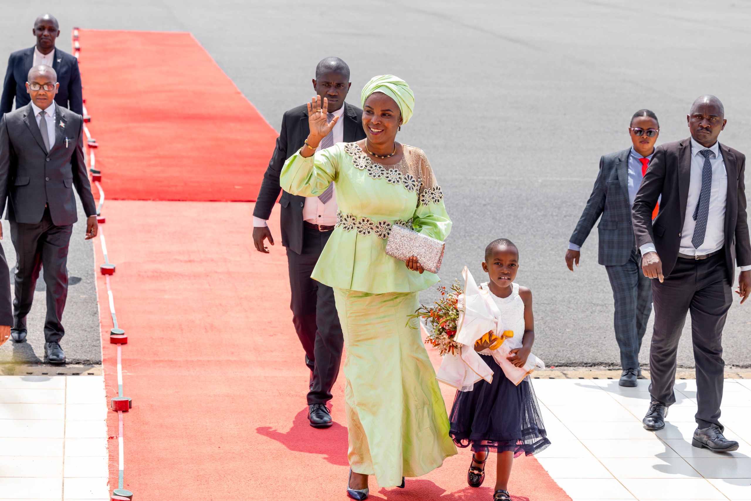 La Première Dame du Burundi renforce les liens avec Zanzibar lors d’une visite officielle pour promouvoir l’égalité de genre