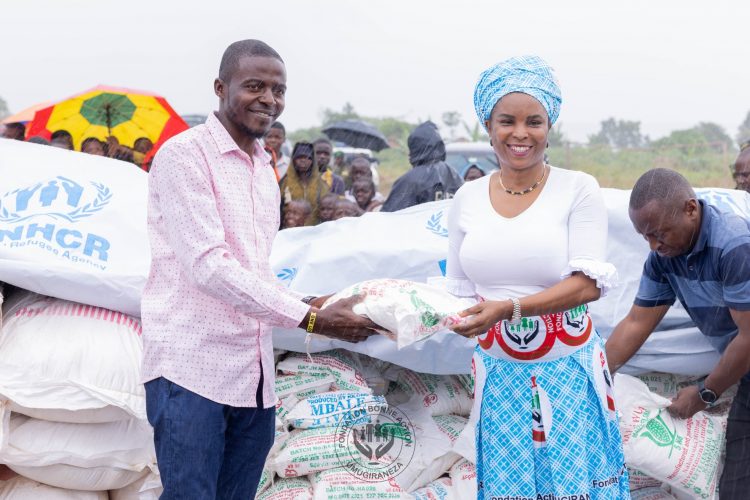 La Première Dame du Burundi Renforce les Liens Fraternels avec les Déplacés de la RDC par un Don Humanitaire