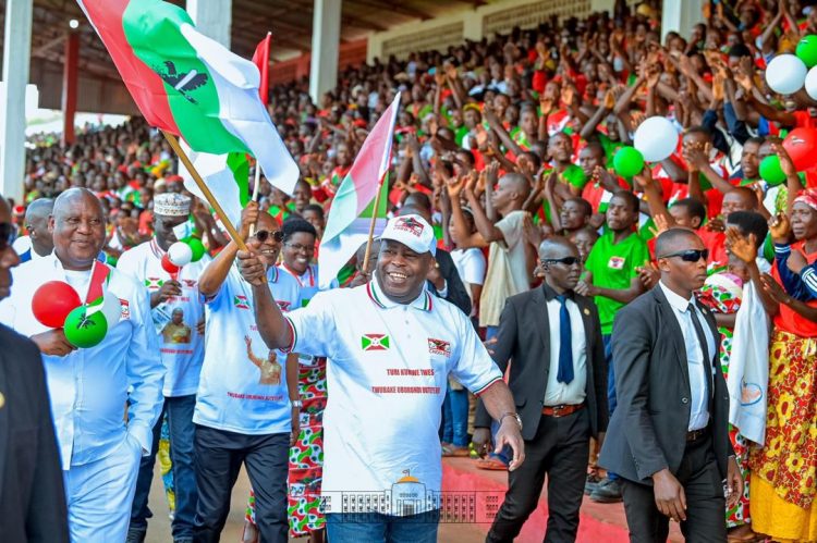 Le Président Ndayishimiye est chaleureusement accueilli par les Bagumyabanga de Gitega en campagne électorale