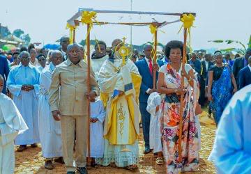 Le Couple présidentiel en union de prière avec les fidèles de Magarama pour célébrer l’Eucharistie