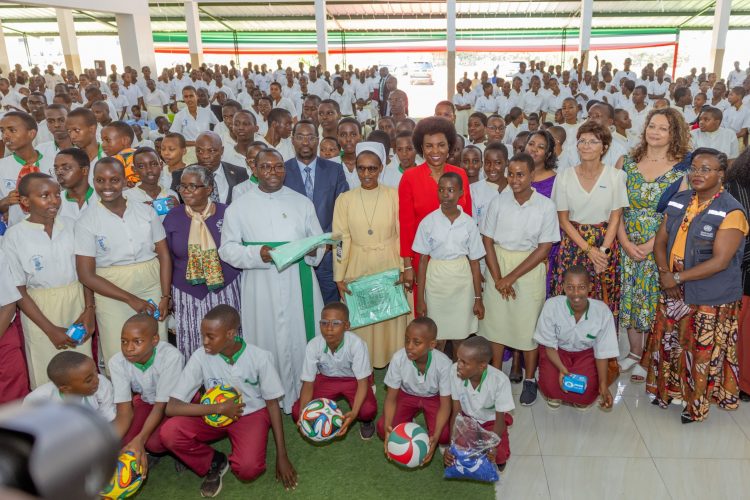 La Première Dame SE Angeline Ndayishimiye Engage les Jeunes dans une Campagne de Sensibilisation sur la Santé et la Nutrition