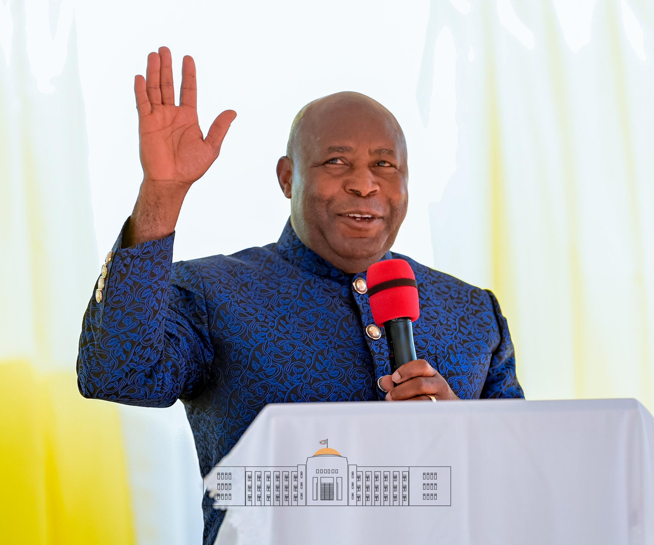 Le Président Evariste Ndayishimiye et son Épouse en pèlerinage à Mugera accueillent le cadeau de la Basilique Mineure de Mugera