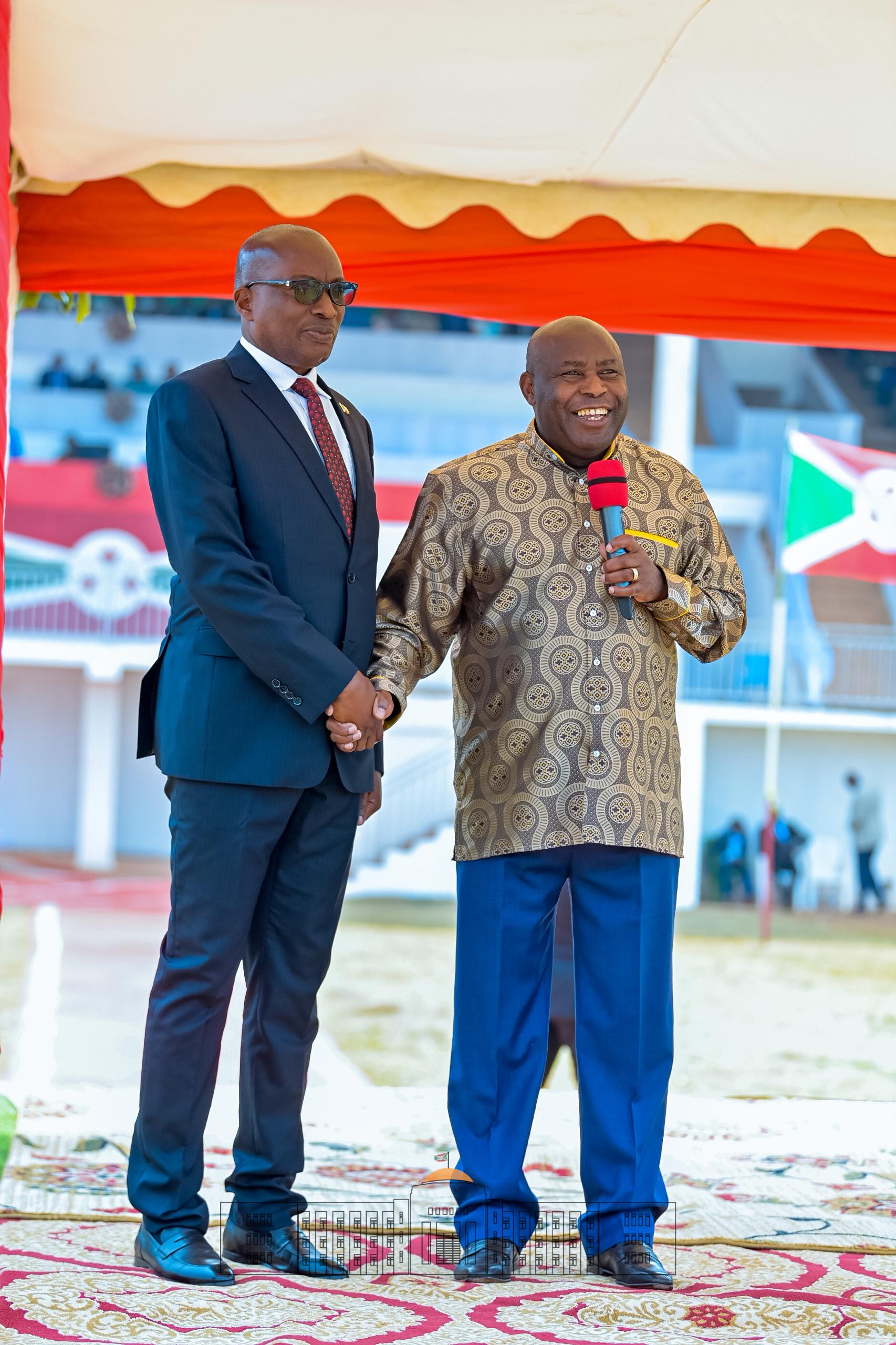 Le Président Ndayishimiye présente solennellement le nouveau Gouverneur de Butanyerera et l’Administrateur de Ngozi