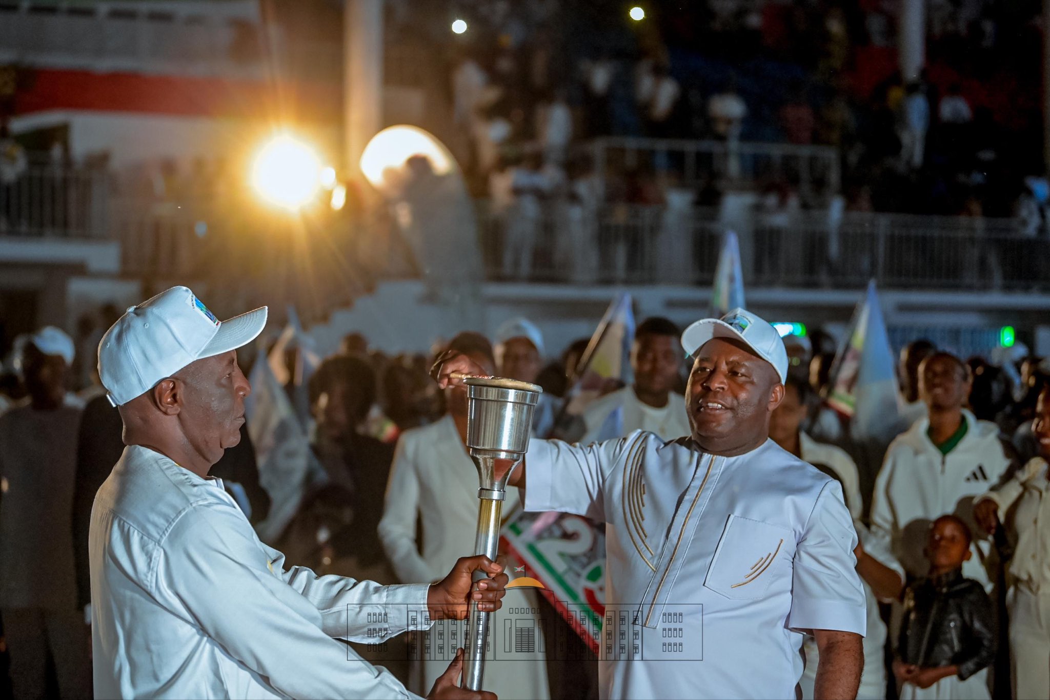 Le Président Ndayishimiye a éteint le Flambeau de la paix après un mois de tournée dans le pays