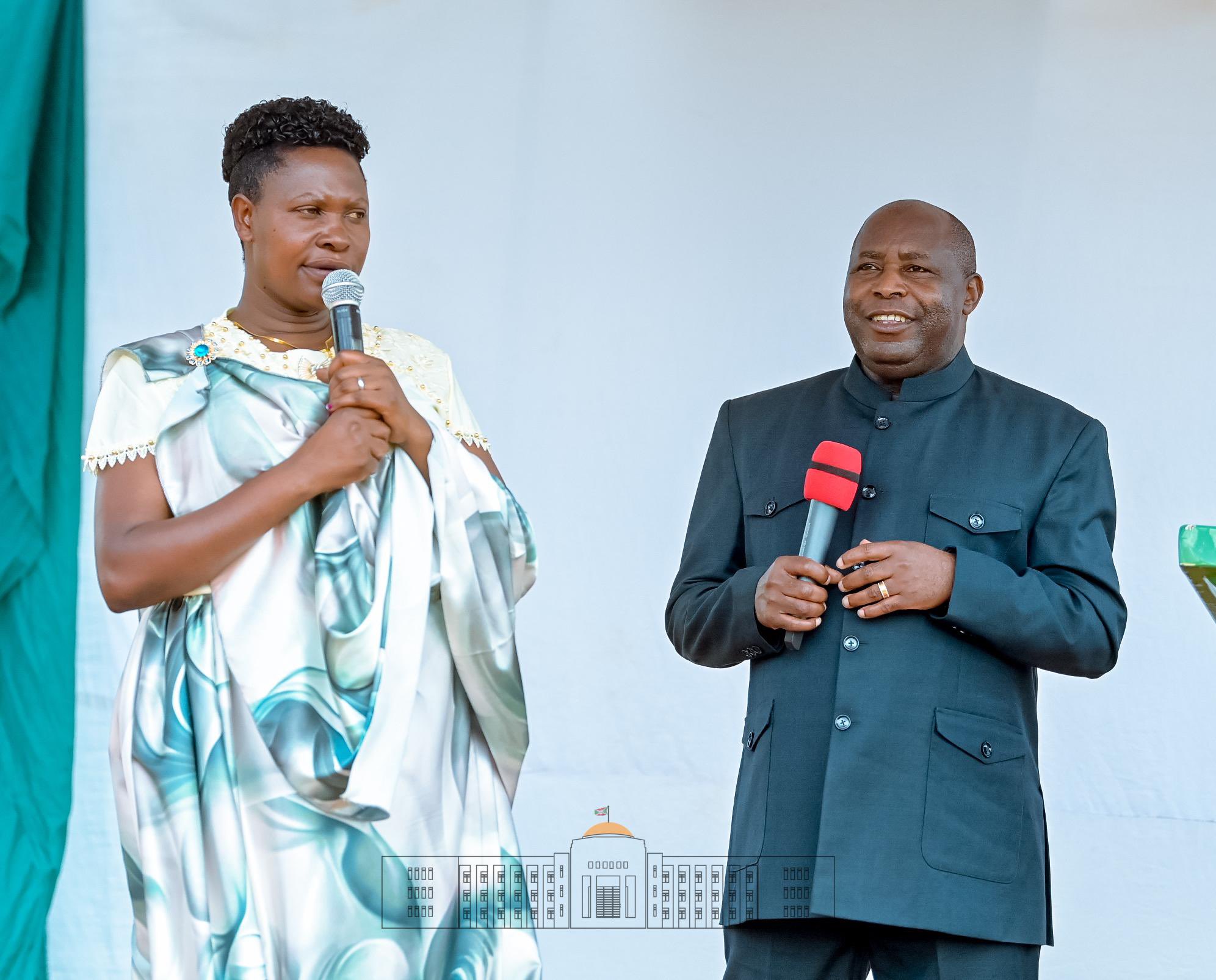 Le Président Ndayishimiye présente la nouvelle Administratrice de Matana