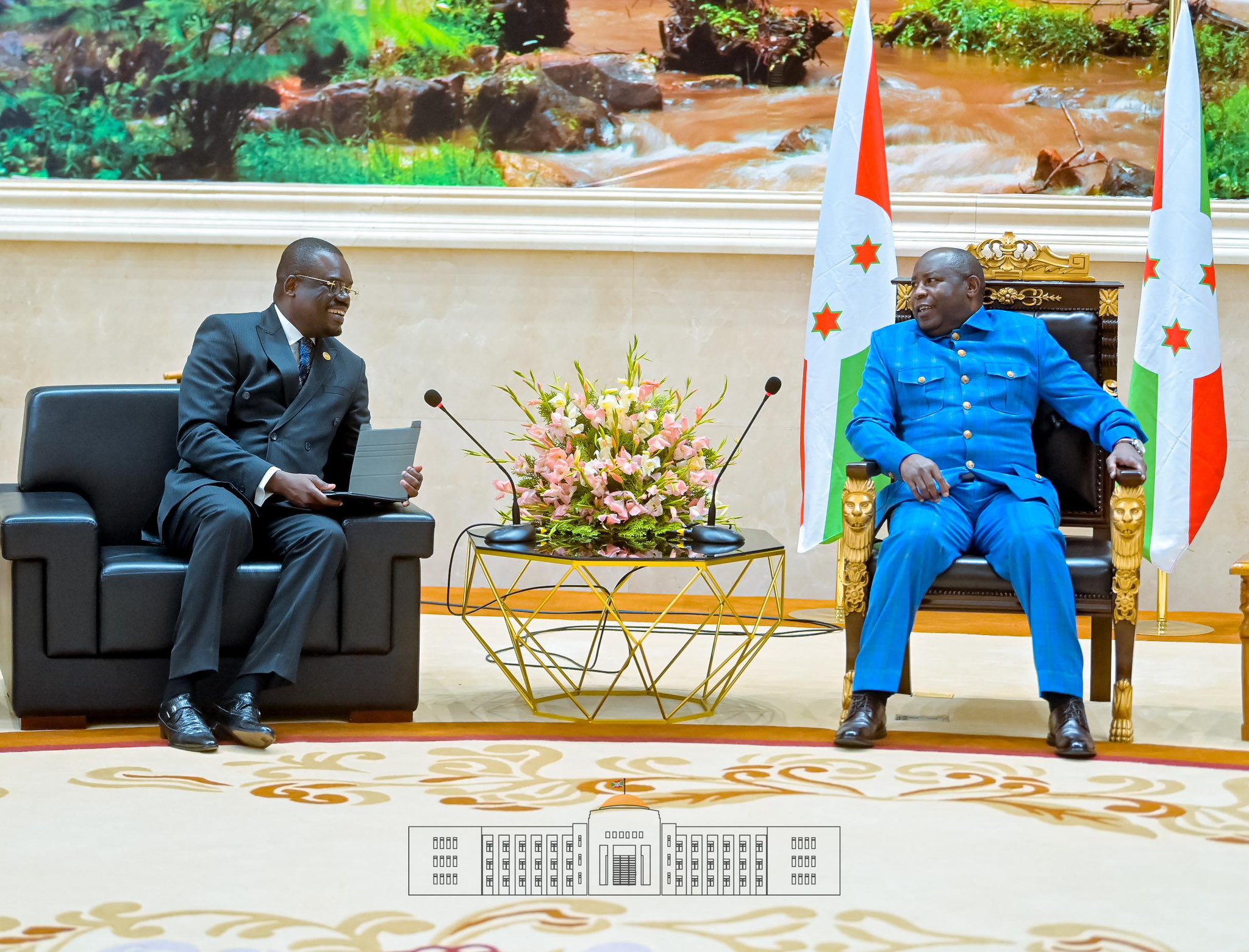 Le Président Ndayishimiye et le Directeur Général de l’Africa CDC renforcent les axes prioritaires de la coopération sanitaire Burundi–Afrique