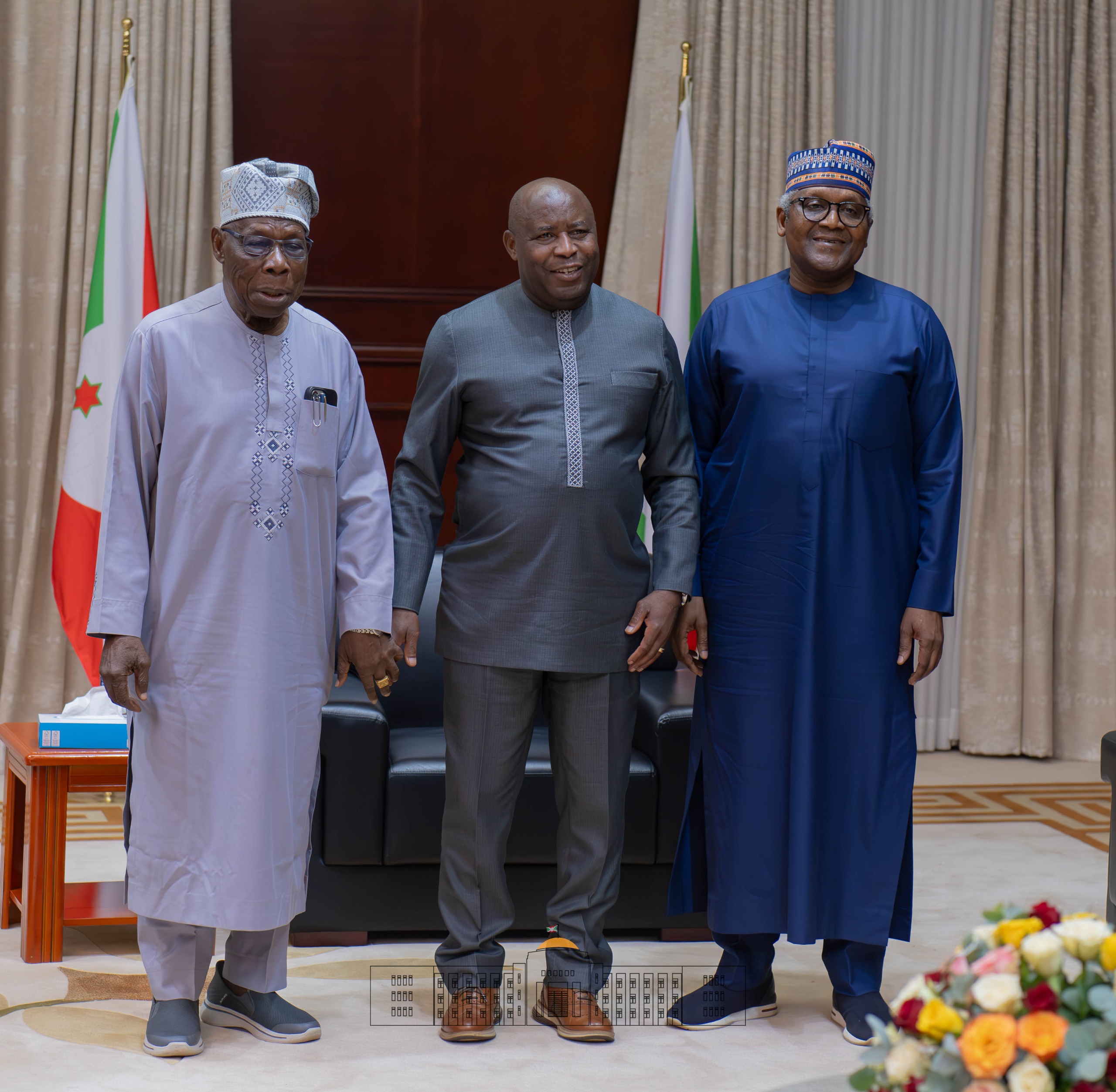 Le regard de l’homme le Plus riche d’Afrique, Aliko Dangote, et de l’Ancien Président Nigérian Obasanjo, tourné vers le Burundi