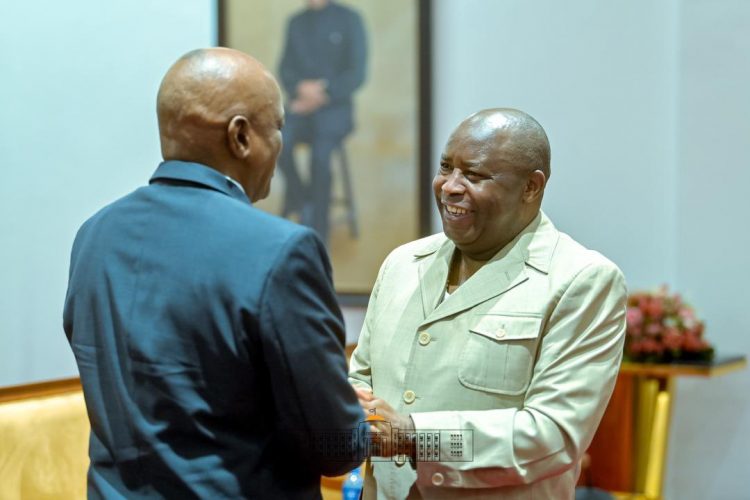 Le Chef de l’Etat Ndayishimiye reçoit une délégation conduite par l’ancien Président Mokgweetsi Masisi dans le cadre des efforts pour la paix en RDC