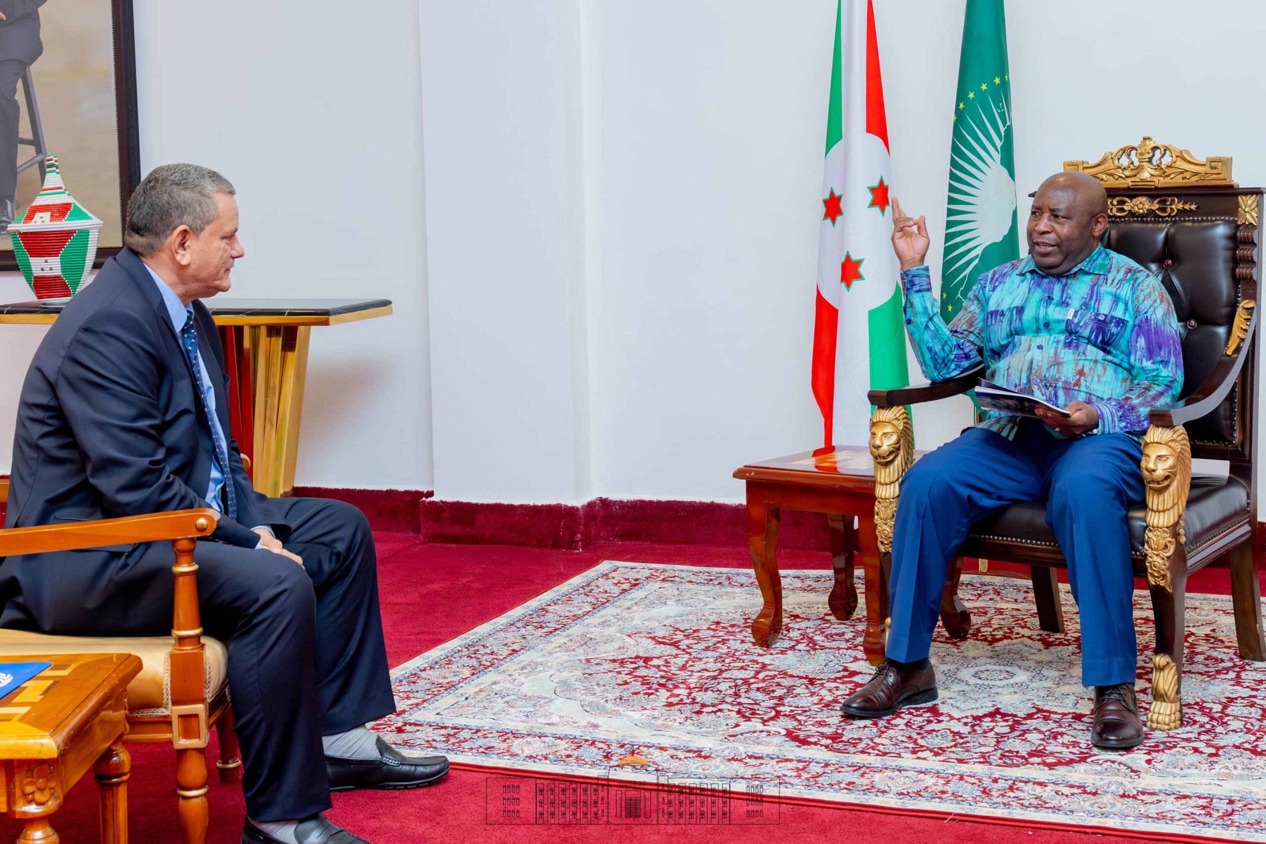 Le Chef de l’Etat burundais et Président en exercice de l’Union Africaine, Son Excellence Evariste Ndayishimiye, reçoit à Bujumbura le Dr Xavier Crespin, Représentant de l’OMS au Burundi
