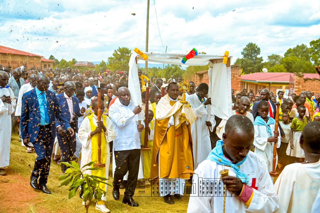Le Président Ndayishimiye appelle à vivre la foi et l’espérance lors de la fête du Saint-Sacrement.