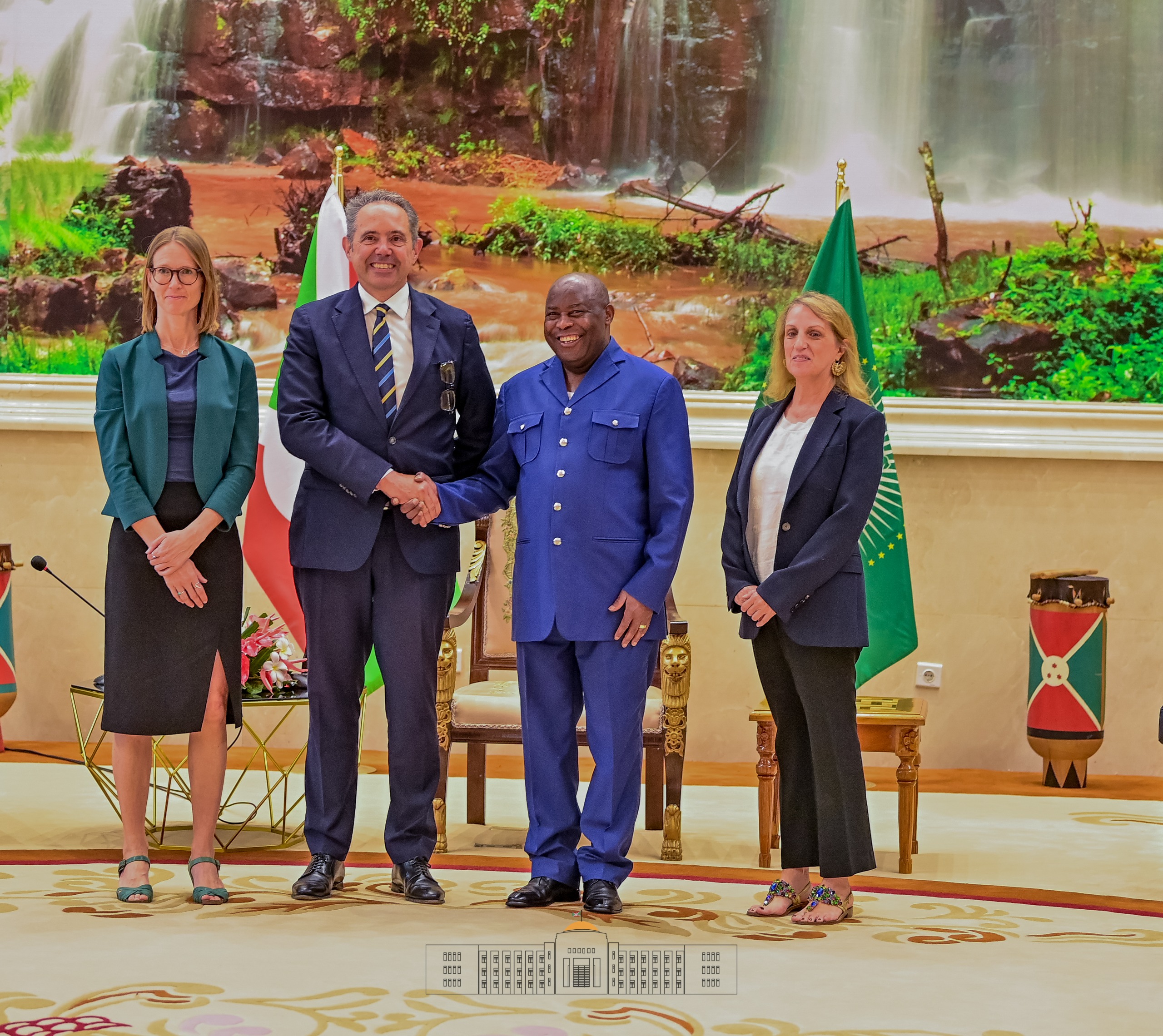 Le Président Ndayishimiye reçoit l’Envoyé spécial de l’Union européenne pour la région des Grands Lacs.
